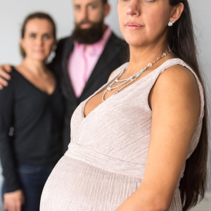 Är surrogatmödraskap och adoption samma sak?