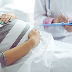 Ingrepp vid graviditetskomplikationer är inte abort